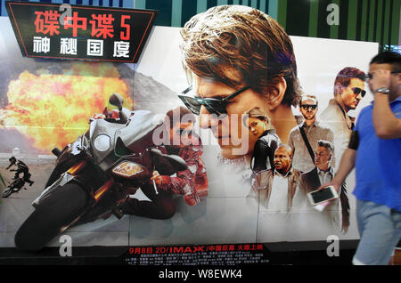 ---- Eine Chinesische filmgoer Spaziergänge Vergangenheit ein Poster für die 'Mission: Impossible-Rogue Nation" in einem Kino in Kunshan City, Central China Hubei provinc Stockfoto