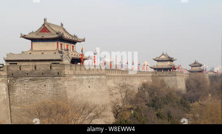 ---- Blick auf die Stadt Xi'an Mauer der Ming Dynastie in der Stadt Xi'an, Provinz Shaanxi im Nordwesten Chinas, den 4. Februar 2011. Für eine Stadt mit einer Geschichte o Stockfoto