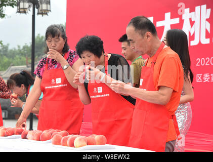 Peking, China. 9 Aug, 2019. Menschen einen Pfirsich essen Konkurrenz während einem Pfirsich Messe in Pinggu Bezirk von Peking, der Hauptstadt von China, August 9, 2019. Quelle: Ren Chao/Xinhua/Alamy leben Nachrichten Stockfoto