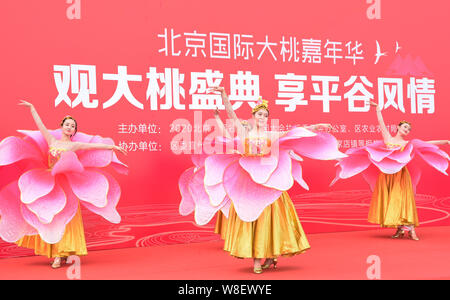 Peking, China. 9 Aug, 2019. Tänzer während einer Pfirsich Messe in Pinggu Bezirk von Peking, der Hauptstadt von China, August 9, 2019. Quelle: Ren Chao/Xinhua/Alamy leben Nachrichten Stockfoto