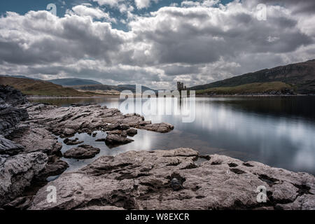 Ruinen des 15. Jahrhunderts Ardvreck Castle steht auf einer Landzunge am Ufer des Loch Assynt in der Highloands von Schottland Stockfoto