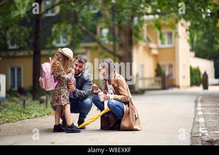 Junge Eltern Abschied von Ihrem Kind in der Nähe der Schule Stockfoto