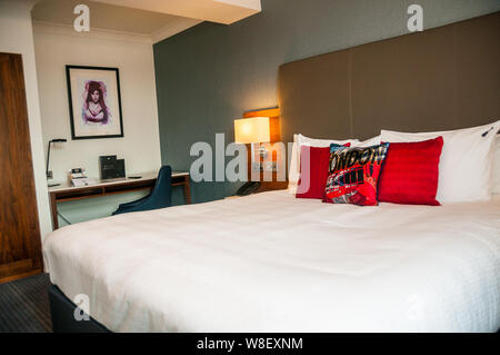 Ein Felsen Royalty Junior Suite Zimmer im Hard Rock Hotel London. Stockfoto