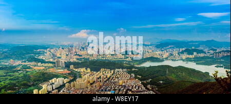 Dieses Bild von der Wutong Berg genommen wird, zeigt eine allgemeine Ansicht von Shenzhen in Shenzhen, der südchinesischen Provinz Guangdong, 28. Juni 2014. Stockfoto