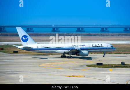 --FILE - eine Boeing 737-800 Passenger Jet von Xiamen Airlines Taxen am Internationalen Flughafen Shenzhen Baoan in Shenzhen City, South China Guangdong Stockfoto