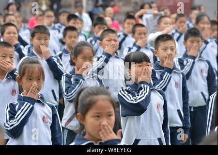 Junge chinesische Studenten lernen Handzeichen für die Alarmierung Raucher an einer Schule in Peking, China, 11. Mai 2015. Studenten in Peking starten Stockfoto