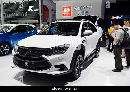 ---- Besucher Blick auf einen BYD Tang Plug-in-Hybrid-SUV und andere BYD Autos auf Anzeige während eines Auto Show in Shenzhen City, South China Guangdong pro Stockfoto