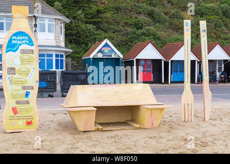 Bournemouth, Dorset, Großbritannien. August 2019, 9th. Eine neue temporäre Kunstinstallation kommt am Bournemouth Strand an, bestehend aus einer Takeway-Box, Plastikbesteck und einer Einweg-Plastikflasche aus Holz mit Botschaften über Plastikverschmutzung und ihre Auswirkungen auf die Tierwelt. Von dem Künstler Jack Raisey entworfen wurden ähnliche Installationen an den Stränden von Lyme Regis und West Bay installiert. Quelle: Carolyn Jenkins/Alamy Live News Stockfoto