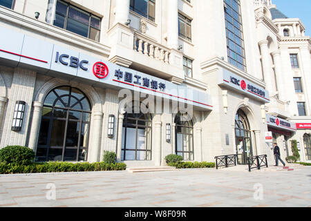 ---- Ein Kunde geht auf eine Filiale der ICBC (Industrielle und kommerzielle Bank von China) in Dalian im Nordosten der chinesischen Provinz Liaoning, 7. Okt. Stockfoto