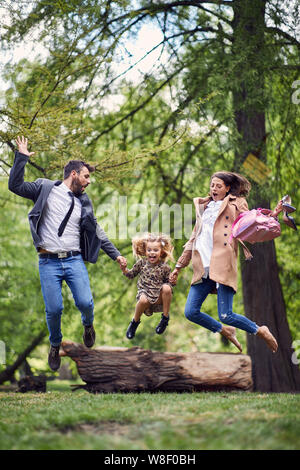 Happy Family im Park springen nach Schule und Unternehmen. Stockfoto