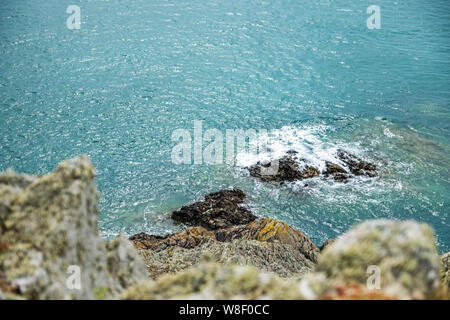 Das Meer waschen über die Felsen unten Klippen an der walisischen Küste Stockfoto