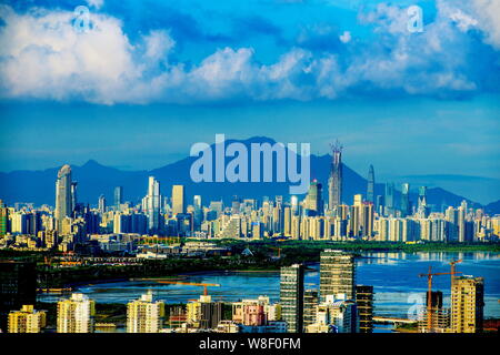 Blick auf den Ping An International Finance Center (IFC) Tower im Bau, am höchsten, die KK100, zweithöchste, früher bekannt als Kingkey 100, ein Stockfoto