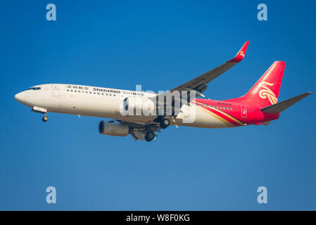 --FILE - eine Boeing 737-800 Passenger Jet von Shenzhen Airlines bereitet am Internationalen Flughafen Shenzhen Baoan in Shenzhen City, South China Stockfoto