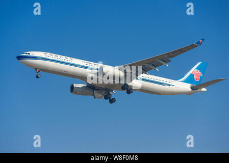 - - Datei - ein Airbus A330-300 Passenger Jet von China Southern Airlines bereitet am Internationalen Flughafen Shenzhen Baoan in Shenzhen City zu landen, Sou Stockfoto