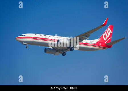 --FILE - eine Boeing 737-800 Passenger Jet von China United Airlines (CUA) bereitet am Internationalen Flughafen Shenzhen Baoan in Shenzhen City zu Land, s Stockfoto