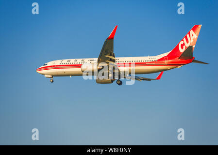 --FILE - eine Boeing 737-800 Passenger Jet von China United Airlines (CUA) bereitet am Internationalen Flughafen Shenzhen Baoan in Shenzhen City zu Land, s Stockfoto