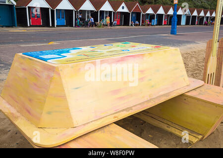 Bournemouth, Dorset, Großbritannien. August 2019, 9th. Eine neue temporäre Kunstinstallation kommt am Bournemouth Strand an, bestehend aus einer Takeway-Box, Plastikbesteck und einer Einweg-Plastikflasche aus Holz mit Botschaften über Plastikverschmutzung und ihre Auswirkungen auf die Tierwelt. Von dem Künstler Jack Raisey entworfen wurden ähnliche Installationen an den Stränden von Lyme Regis und West Bay installiert. Quelle: Carolyn Jenkins/Alamy Live News Stockfoto