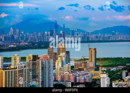 Blick auf den Ping An International Finance Center (IFC) Tower im Bau, am höchsten, die KK100, zweithöchste, früher bekannt als Kingkey 100, ein Stockfoto