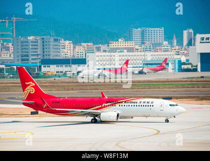 ------ Boeing 737-800 passenger Jets von Shenzhen Airlines dargestellt am internationalen Flughafen Shenzhen Baoan in Shenzhen City, South China Gu Stockfoto