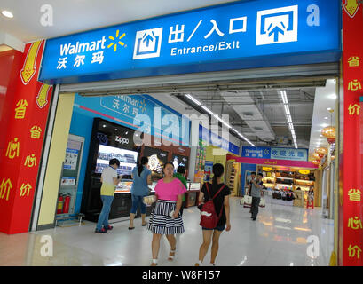 ------ Kunden eingeben oder einen Walmart Supermarkt in Kunshan City verlassen, der Provinz Hubei in Zentralchina, 24. Juli 2015. Wal-Mart Stores Inc. ist seeki Stockfoto