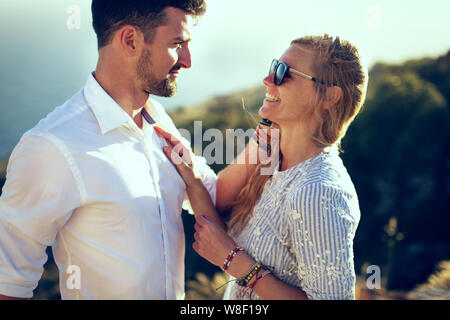 Glückliche junge elegante Paar in der Natur Sommer gegenseitig berühren Portrait Stockfoto