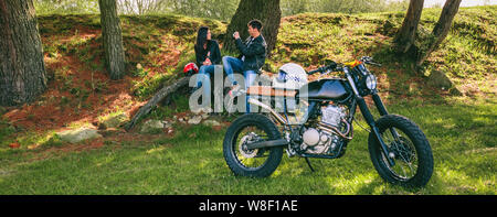 Paar ruhen von einer Motorradreise, Bild Stockfoto