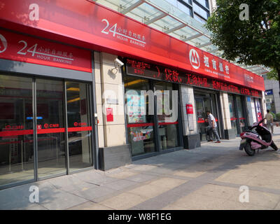 ---- Ein Kunde geht auf eine Filiale der China Merchants Bank (CMB) in Kunshan City, Central China Provinz Hubei, 27. August 2015. China Mich Stockfoto