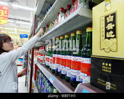 --FILE - ein chinesischer Kunde Geschäfte für baijiu Likör in einem Supermarkt in der Stadt Yichang, Provinz Hubei central China, vom 15. Juli 2015. Die chinesische Polizei ha Stockfoto