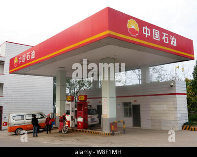 ---- Blick auf eine Tankstelle von PetroChina, eine Tochtergesellschaft der CNPC (China National Petroleum Corporation), in Chongqing, China, 12. Dezember 2014. Stockfoto