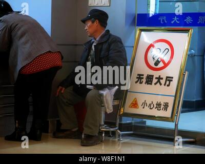 ---- Blick auf ein Rauchverbot Schild an einem öffentlichen Platz in Peking, China, 26. November 2014. Drinnen rauchen und Tabak Werbung wird verboten werden Stockfoto