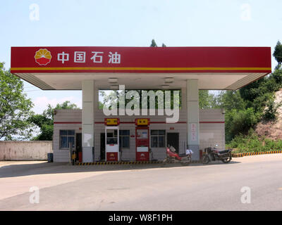 ---- Blick auf eine Tankstelle von PetroChina, eine Tochtergesellschaft der CNPC (China National Petroleum Corporation), in Chongqing, China, 11. September 2014. Stockfoto