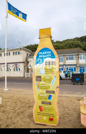 Bournemouth, Dorset, Großbritannien. August 2019, 9th. Eine neue temporäre Kunstinstallation kommt am Bournemouth Strand an, bestehend aus einer Takeway-Box, Plastikbesteck und einer Einweg-Plastikflasche aus Holz mit Botschaften über Plastikverschmutzung und ihre Auswirkungen auf die Tierwelt. Von dem Künstler Jack Raisey entworfen wurden ähnliche Installationen an den Stränden von Lyme Regis und West Bay installiert. Quelle: Carolyn Jenkins/Alamy Live News Stockfoto