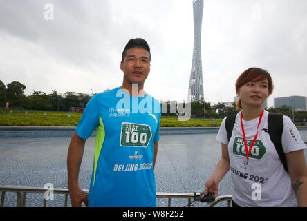 Chinas erste Internationale ultra-Marathon Meister Chen Penbin, Links, wirft mit einem Ventilator während der Zeremonie die Herausforderung Der läuft 100 Mara zu starten Stockfoto