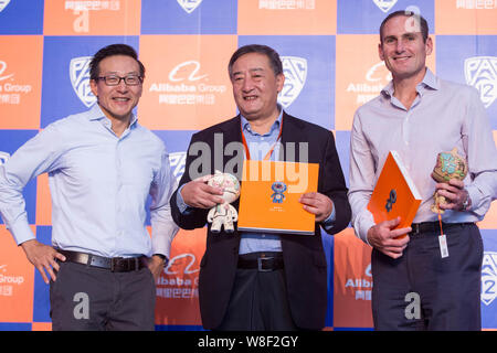 Joseph Tsai, Links, Mitbegründer und Executive Vice Chairman der Alibaba Group, und Pac-12 Kommissar Larry Scott, rechts, Pose auf einer Pressekonferenz zu Stockfoto