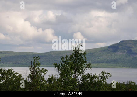 Auf der Fahrt von Schnweden / Pfalz beeindruckende Landschaften der norwegischen Grenze. Stockfoto