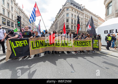 Antifaschistische Demonstranten in Opposition bei der Protestkundgebung von Free Tommy Robinson in London, Großbritannien. LAFA, London ist ein antifaschistisches Banner. Flags Stockfoto