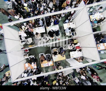 ---- Chinese Arbeitssuchende Menge Stände für Anstellungen an einem Job Messe in Hangzhou City,'s East China Zhejiang provinz, 29. November 2014. C Stockfoto