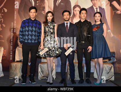 Chinesische Schauspielerin Tang Yan, zweite links, Hong Kong Schauspieler Wallace Chung, Links und andere Stars stellen während einer Pressekonferenz für il Ihrer neuen TV-Drama Stockfoto