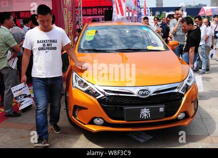 ---- Ein Besucher schaut auf einen BYD Qin Plug-in Hybrid Auto während ein Automobil Ausstellung in Conghua City, der ostchinesischen Provinz Jiangsu, 13. September Stockfoto