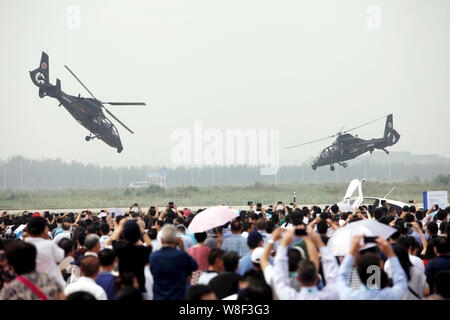 Z-19 (WZ-19) Aufklärung und Kampfhubschrauber eine Flugleistung während des 3 Tianjin Hubschrauber Exposition in Tianjin, China, 9 zeigen Stockfoto