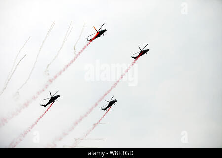 Z-10 (WZ-10) Kampfhubschrauber eine Flugleistung während des 3 Tianjin Hubschrauber Exposition in Tianjin, China, 9. September 2015 demonstrieren. Stockfoto