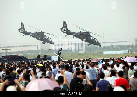 Z-19 (WZ-19) Aufklärung und Kampfhubschrauber eine Flugleistung während des 3 Tianjin Hubschrauber Exposition in Tianjin, China, 9 zeigen Stockfoto