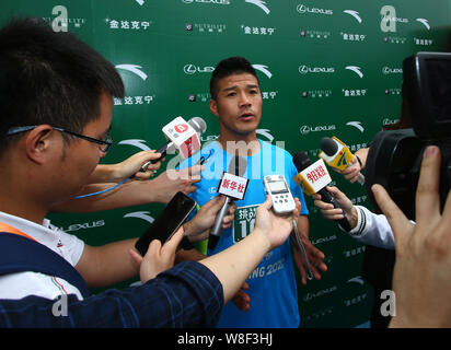 Chinas erste Internationale ultra-Marathon Meister Chen Penbin ist während der Zeremonie interviewt Die Herausforderung Der läuft 100 Marathons in zu starten Stockfoto