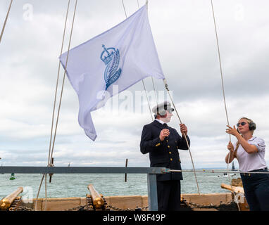 Cowes, Isle of Wight. 8. Aug 2019. Der King's Cup Cowes - King's Cup Flag wird von dem Rennen Offiziere auf der Royal Yacht Squadron, eklatant die Vorbereitung für die Canon-Rennen starten, für diese große Segelevent bewirtet durch den Herzog und die Herzogin von Cambridge zur Unterstützung Ihrer wohltätigen Zwecken, die sich aus Cowes auf der Isle of Wight heute (Donnerstag). Credit: Gary Blake/Alamy leben Nachrichten Stockfoto