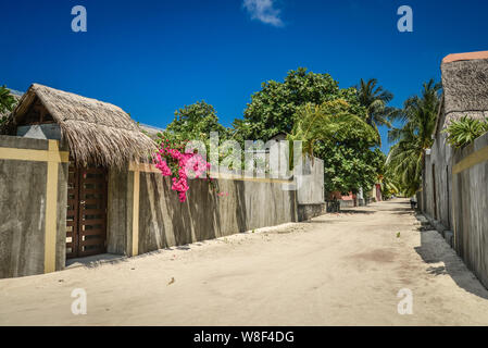 Leere Straße in traditionellen maledivischen Dorf auf der Insel, das Baa Atoll Fehendhoo Stockfoto