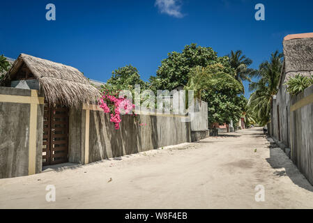 Leere Straße in traditionellen maledivischen Dorf auf der Insel, das Baa Atoll Fehendhoo Stockfoto