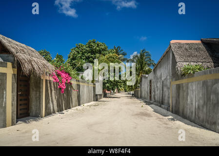 Leere Straße in traditionellen maledivischen Dorf auf der Insel, das Baa Atoll Fehendhoo Stockfoto