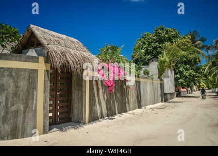 Leere Straße in traditionellen maledivischen Dorf auf der Insel, das Baa Atoll Fehendhoo Stockfoto