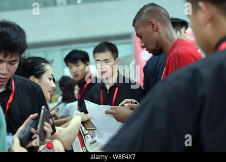 Jerome Boateng von Bayern München, rechts, Autogramme für die Fans während einer Schulung für die kommenden freundlich Fussballspiel gegen Inter Mailand Stockfoto