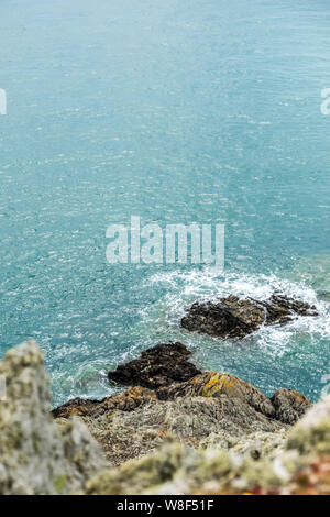 Das Meer waschen über die Felsen unten Klippen an der walisischen Küste Stockfoto